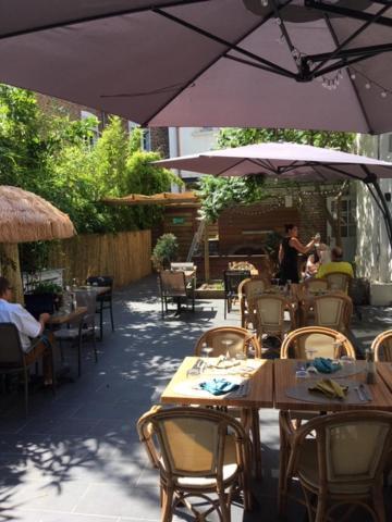 Logis - Hostellerie & Restaurant Du Marche Le Cateau-Cambresis エクステリア 写真