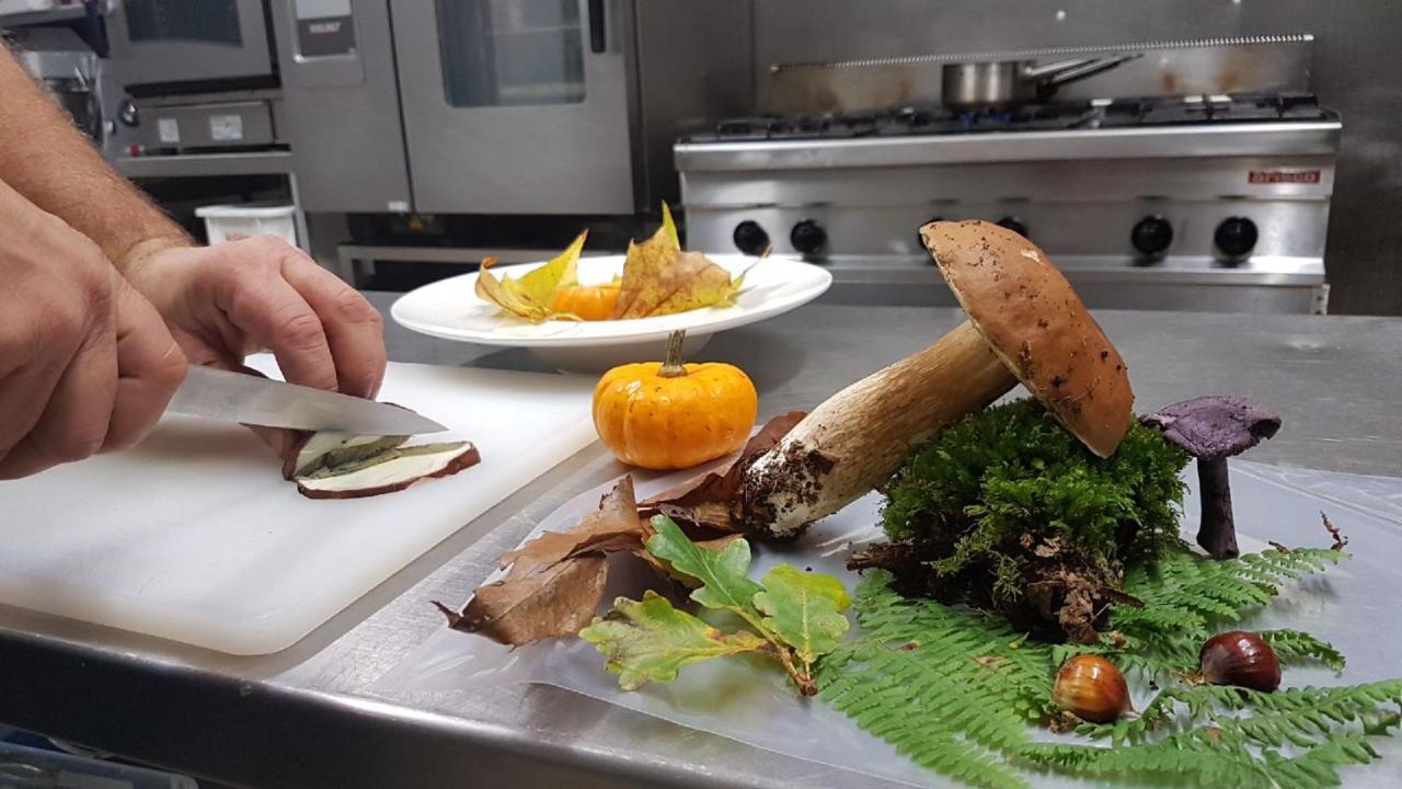 Logis - Hostellerie & Restaurant Du Marche Le Cateau-Cambresis エクステリア 写真