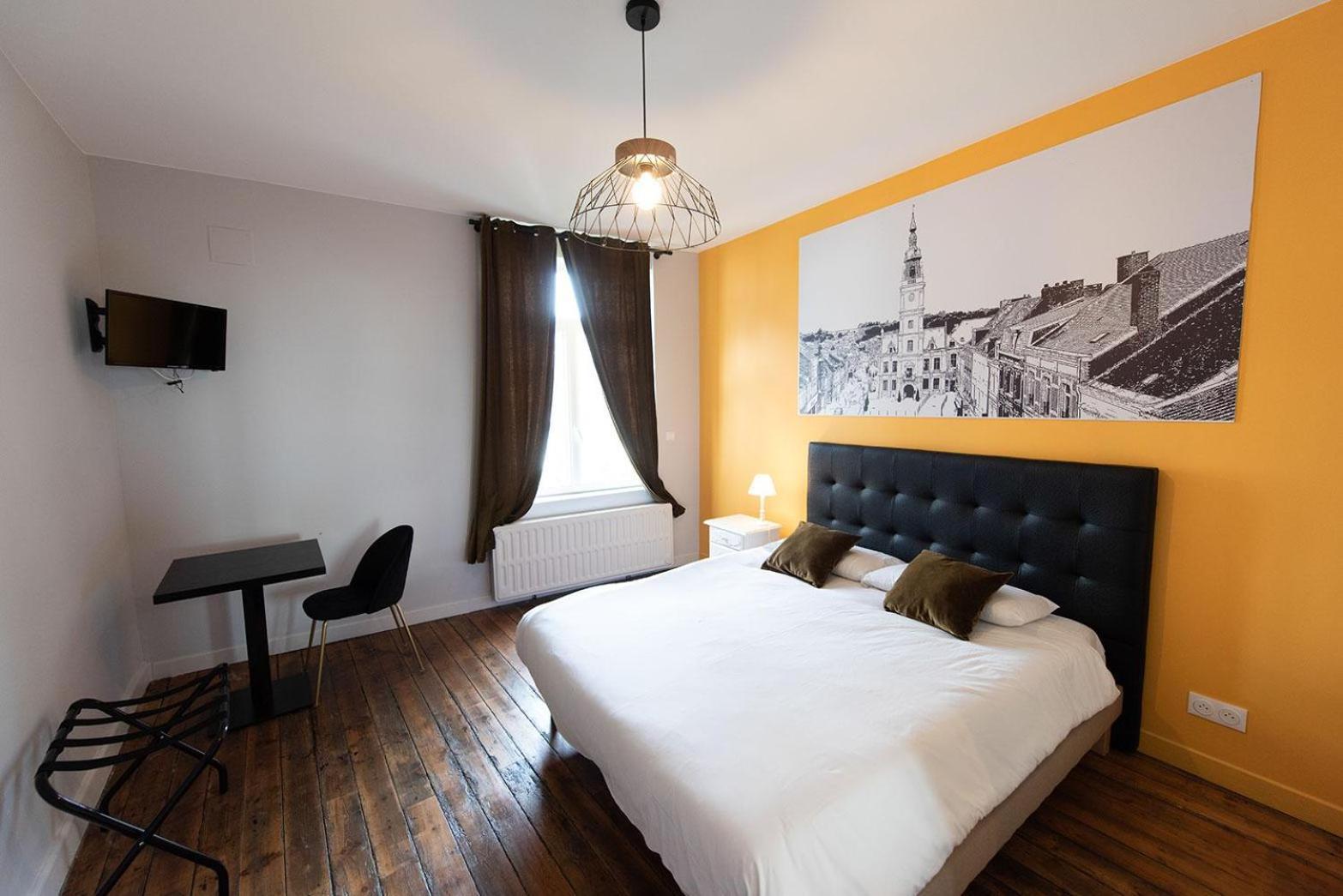 Logis - Hostellerie & Restaurant Du Marche Le Cateau-Cambresis エクステリア 写真
