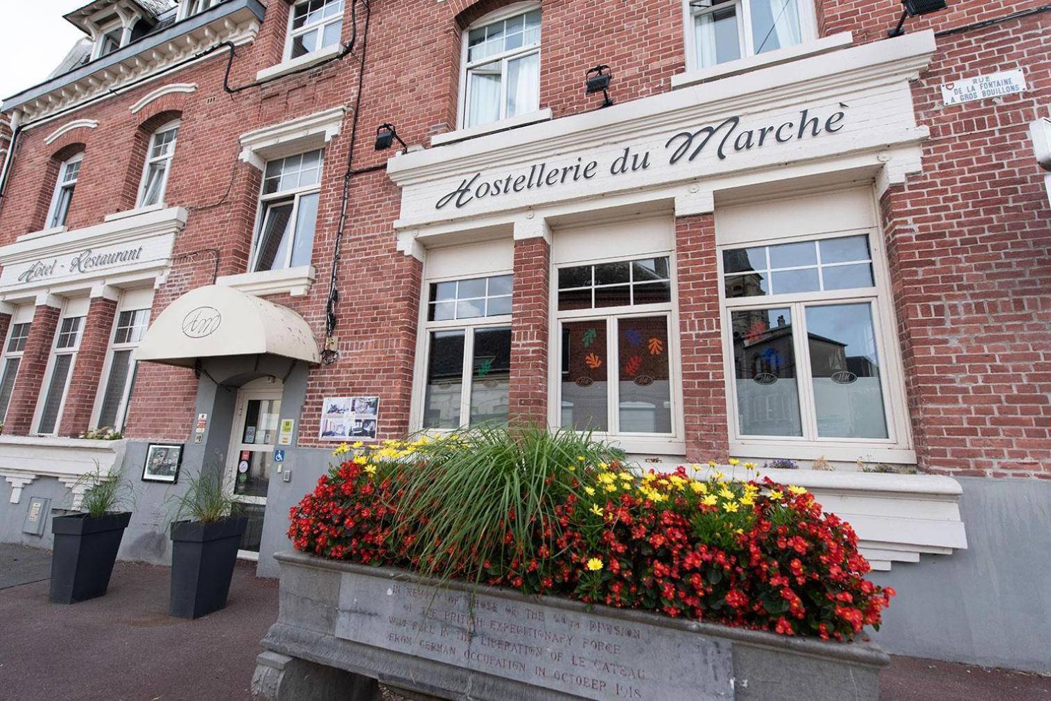 Logis - Hostellerie & Restaurant Du Marche Le Cateau-Cambresis エクステリア 写真