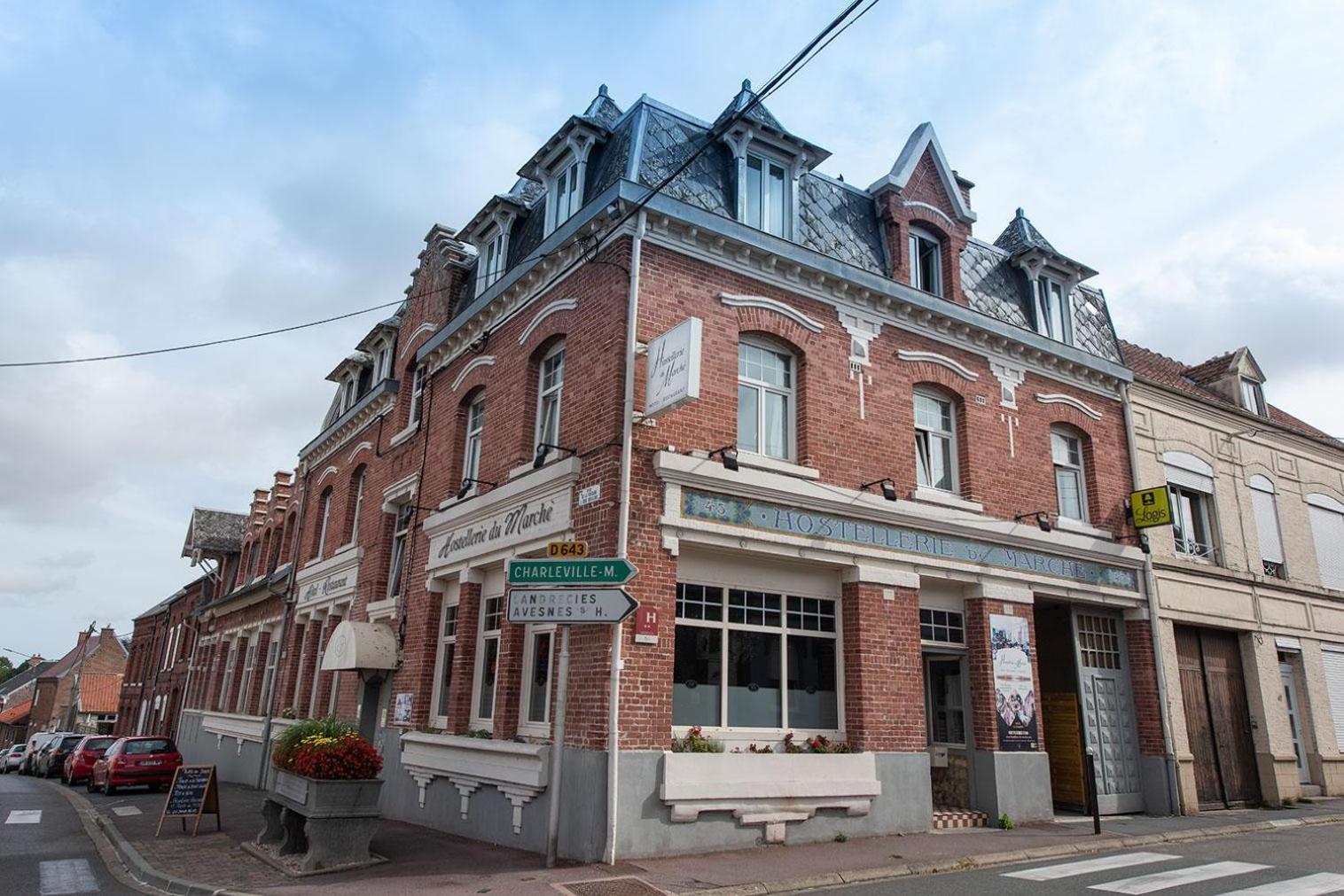 Logis - Hostellerie & Restaurant Du Marche Le Cateau-Cambresis エクステリア 写真