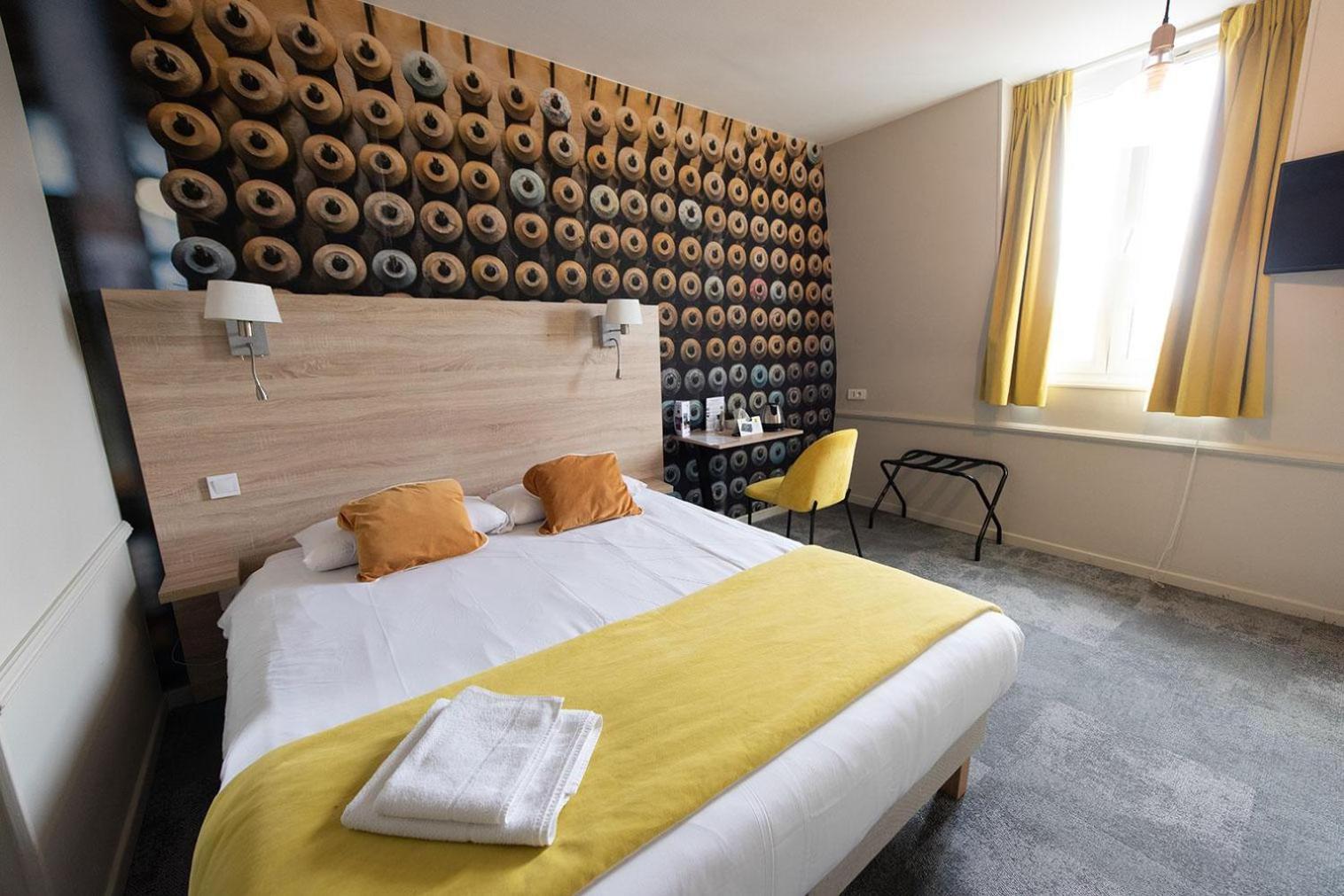Logis - Hostellerie & Restaurant Du Marche Le Cateau-Cambresis エクステリア 写真
