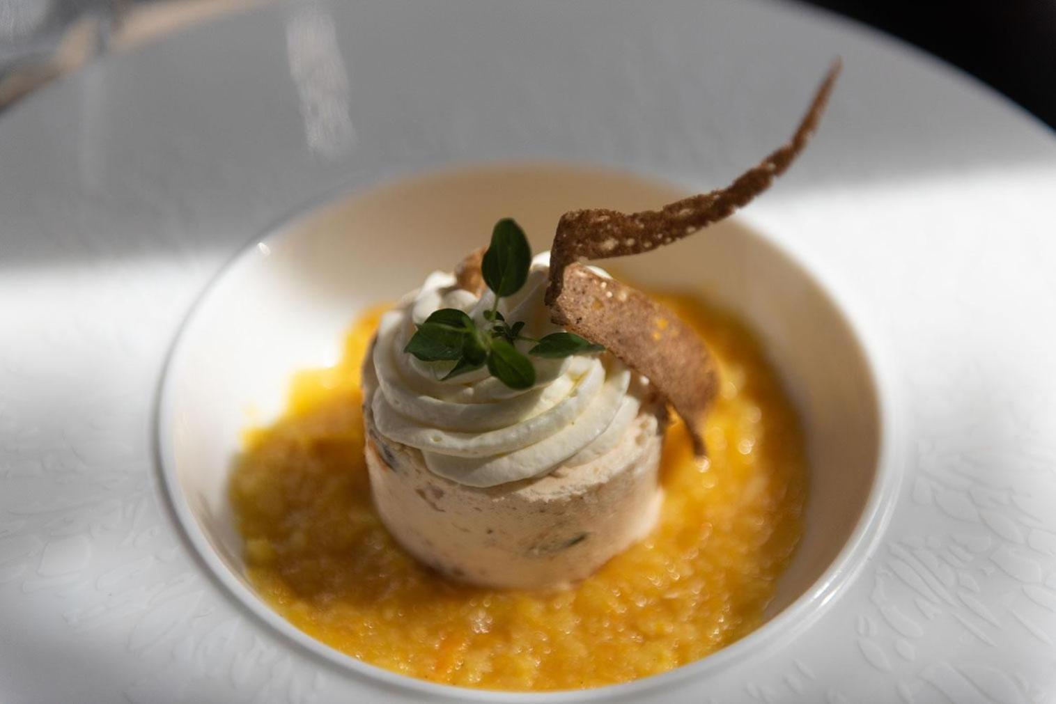 Logis - Hostellerie & Restaurant Du Marche Le Cateau-Cambresis エクステリア 写真