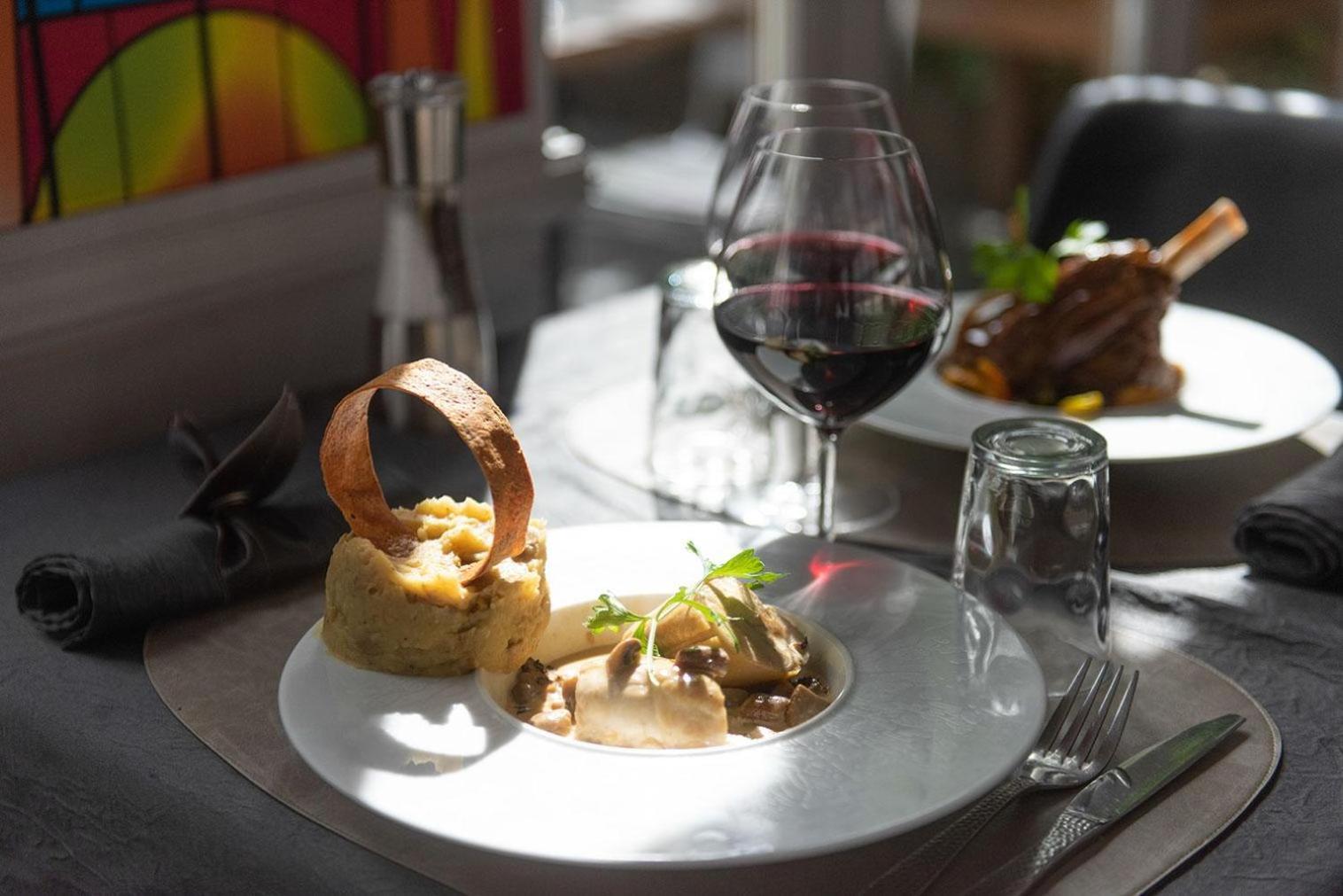 Logis - Hostellerie & Restaurant Du Marche Le Cateau-Cambresis エクステリア 写真